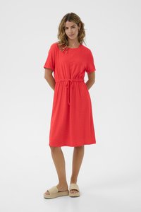 Rochie roșie din bumbac cu mâneci scurte, talie ajustabilă cu șnur și model perforat. Stilizată cu sandale împletite de culoare bej. Textură netedă.
