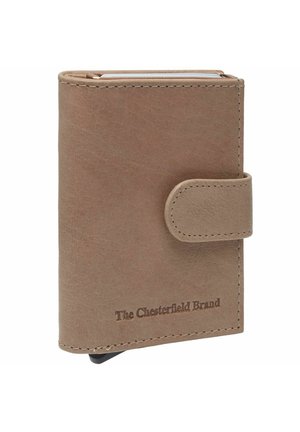 Braune Lederbörse mit glatter Textur, Druckknopfverschluss und geprägtem Logo. Kompaktes Design mit sichtbaren Nähten und abgerundeten Kanten.