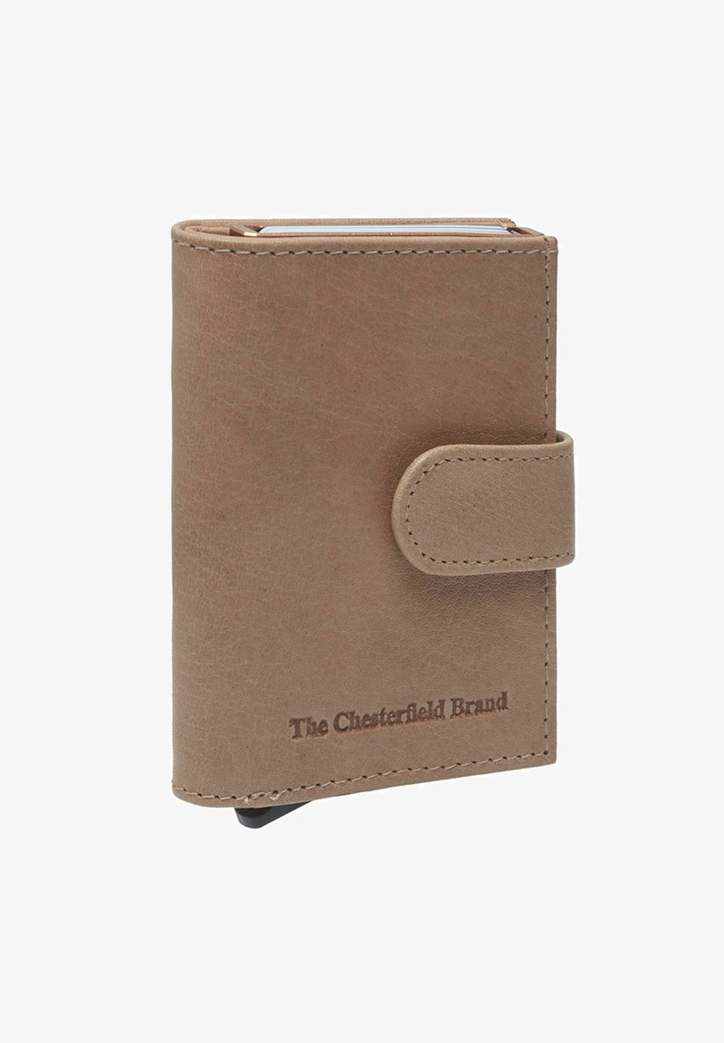 Cartera de cuero marrón con textura suave, cierre a presión y logo en relieve. Diseño compacto con costuras visibles y bordes curvados.