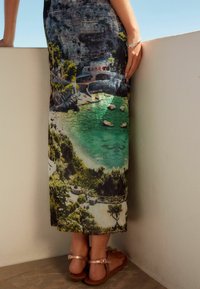 Next BANDEAU - Maxikjoler - multi scenic holiday print