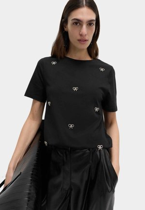 - T-shirt z nadrukiem