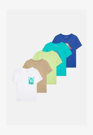 Cinq t-shirts manches courtes pour enfants en blanc, beige, vert clair, sarcelle et bleu, chacun avec un graphique unique de monstre coloré sur la poitrine.