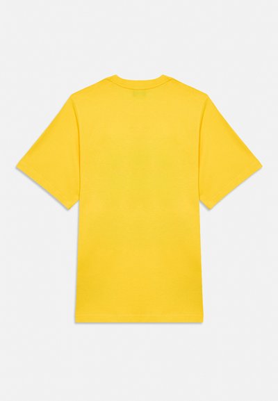 Camiseta de algodón de manga corta en color amarillo brillante, vista desde atrás, con cuello redondo, sobre un fondo liso.