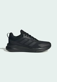 Chaussure de sport noire avec un dessus en mesh texturé, semelle en caoutchouc prononcée et fermeture à lacets. Comprend trois bandes latérales et une languette.
