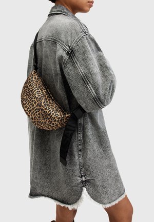 Sort og grå oversized denimjakke med frynset kant, parret med en leopardprintet crossbody-taske med sort strop.