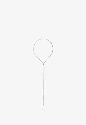 Collier en argent avec un design minimaliste. Il présente une boucle et deux extrémités suspendues fines avec des accents en ton doré.