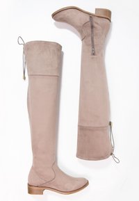 Kozaki do kolan z taupe zamszu z bocznym zamkiem, niewielkim obcasem i regulowanym sznurowaniem na górze dla lepszego dopasowania. Gładka faktura i czysty design.