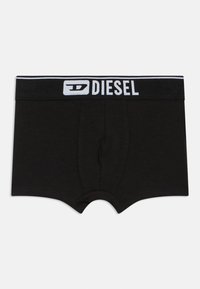 Μαύρα boxer briefs από απαλό βαμβάκι με φαρδύ, ελαστικό λάστιχο στη μέση που φέρει λευκή σήμανση "DIESEL" και ένα λείο, αδιάκοπο σχέδιο.