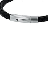 Pulsera de cuero trenzado negro con un cierre metálico plateado elegante que cuenta con un mecanismo de bloqueo de gancho y ranura.