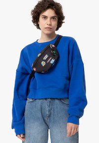 Eastpak SPRINGER - Ledvinka - looney tunes black