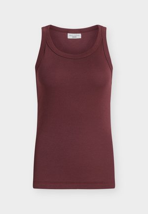 Canotta senza maniche a coste di colore bordeaux scuro con scollatura tonda e etichetta "Marc O’Polo Denim" all'interno del colletto.