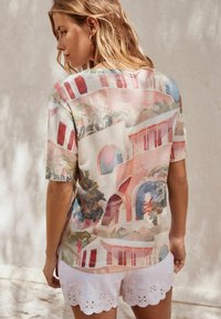 Next REGULAR FIT -SLOUCH V-NECK - Camiseta estampada - scenic chateu print