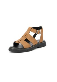 Sandale en cuir tan avec plusieurs sangles, fermeture à boucle sur le côté, semelle en caoutchouc noir et détails de couture contrastante. Design à bout ouvert.