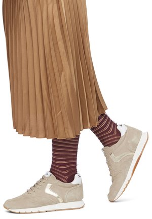 Sneakers in suede beige con dettagli bianchi, con tomaia testurizzata, chiusura con lacci e suola in gomma, abbinati a calze a righe bordeaux e crema con coste e una gonna plissettata color sabbia.