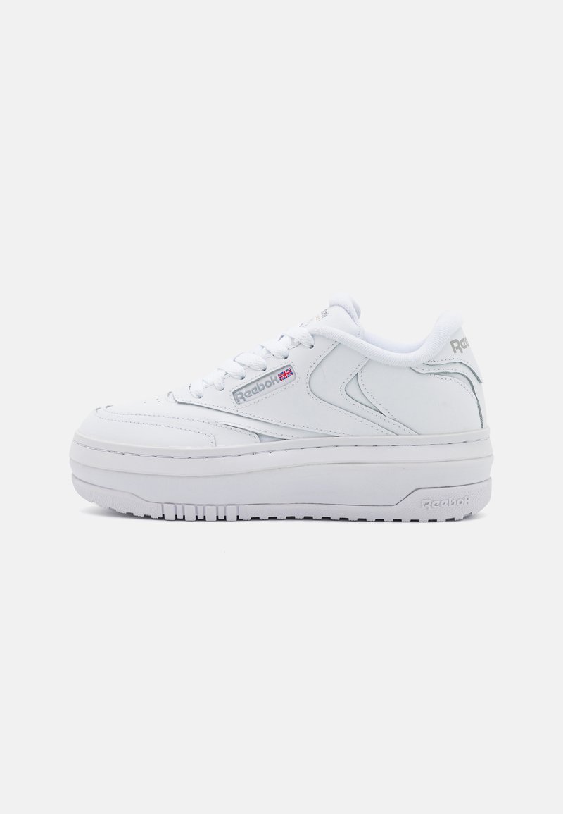 Baskets Reebok blanches avec une tige en cuir lisse, bout arrondi, semelle épaisse et un branding discret sur le côté et le talon. Système de laçage inclus.