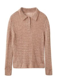 Suéter de punto marrón claro con cuello de polo, que presenta un patrón texturizado, tres botones y mangas largas.