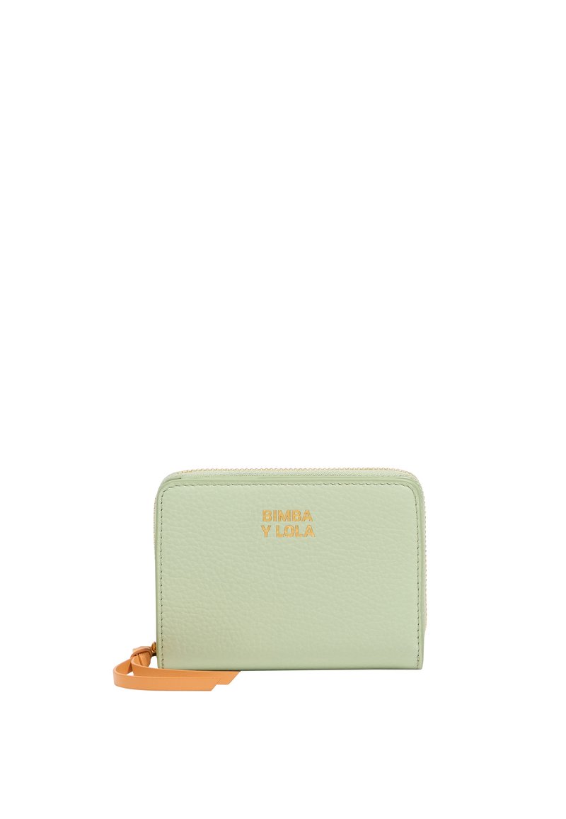 Portafoglio in pelle verde menta con chiusura a zip, presenta una tracolla arancione e un logo impresso sulla parte anteriore. Texture liscia con grana sottile.