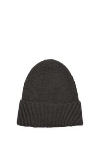 Ciemnoszara dziergana czapka z prążkowaną teksturą i podwiniętym mankietem, z zaokrąglonym wykończeniem korony.