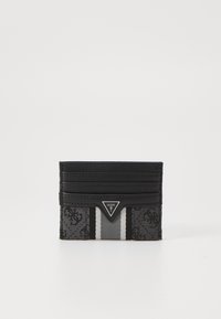 Porte-cartes noir avec plusieurs fentes, présentant un tissu texturé et des accents en cuir lisse, un emblème de logo et un motif rayé.