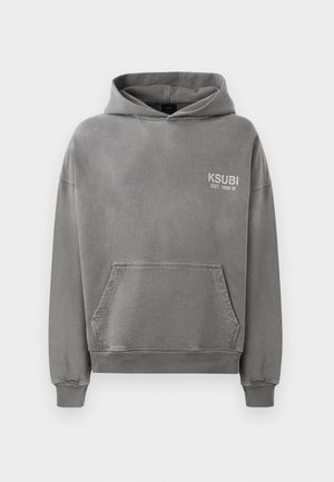 Sweatshirt à capuche gris avec une poche avant et des poignets côtelés. Le nom de la marque "KSUBI" est imprimé sur la poitrine gauche.