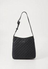 Černá syntetická kabelka s zakřiveným vrškem, raženým kruhovým vzorem, nastavitelným ramenním popruhem a logem vpředu.