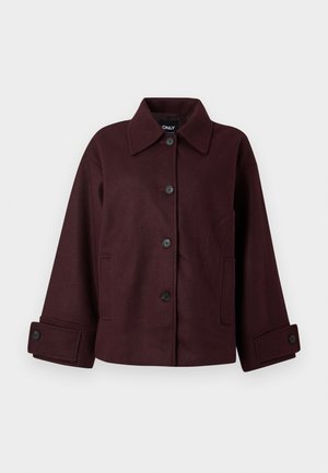Veste bourgogne avec un col classique, des boutons sur le devant et deux poches. Caractéristiques : manches larges et tissu texturé.