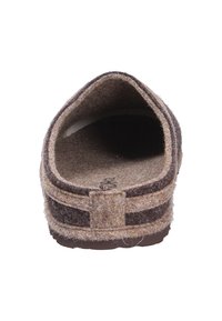 Hnedá plstená papuča s zakriveným otvorom, s textúrovaným vnútrom a kontrastnými vzorovanými akcentmi po stranách. Plná gumová podošva.
