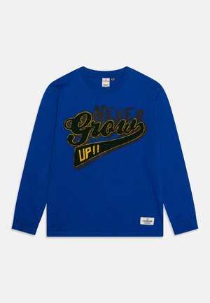 Blauw katoenen T-shirt met lange mouwen, met een gestructureerde zwarte en gouden afbeelding "Never Grow Up!" over de voorkant. Label aan de onderkant links.