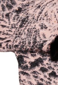 Tela texturizada en tonos de rosa y negro con un patrón floral; incluye acentos difusos y sutiles adornos para un detalle adicional.
