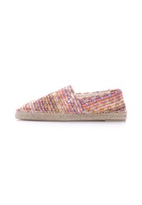 Espadrille colorido con una parte superior de tela tejida que presenta tonos naranjas, morados y rosas, una punta afilada y una suela de yute natural.