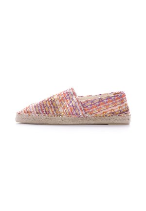 Espadrille colorido con una parte superior de tela tejida que presenta tonos naranjas, morados y rosas, una punta afilada y una suela de yute natural.