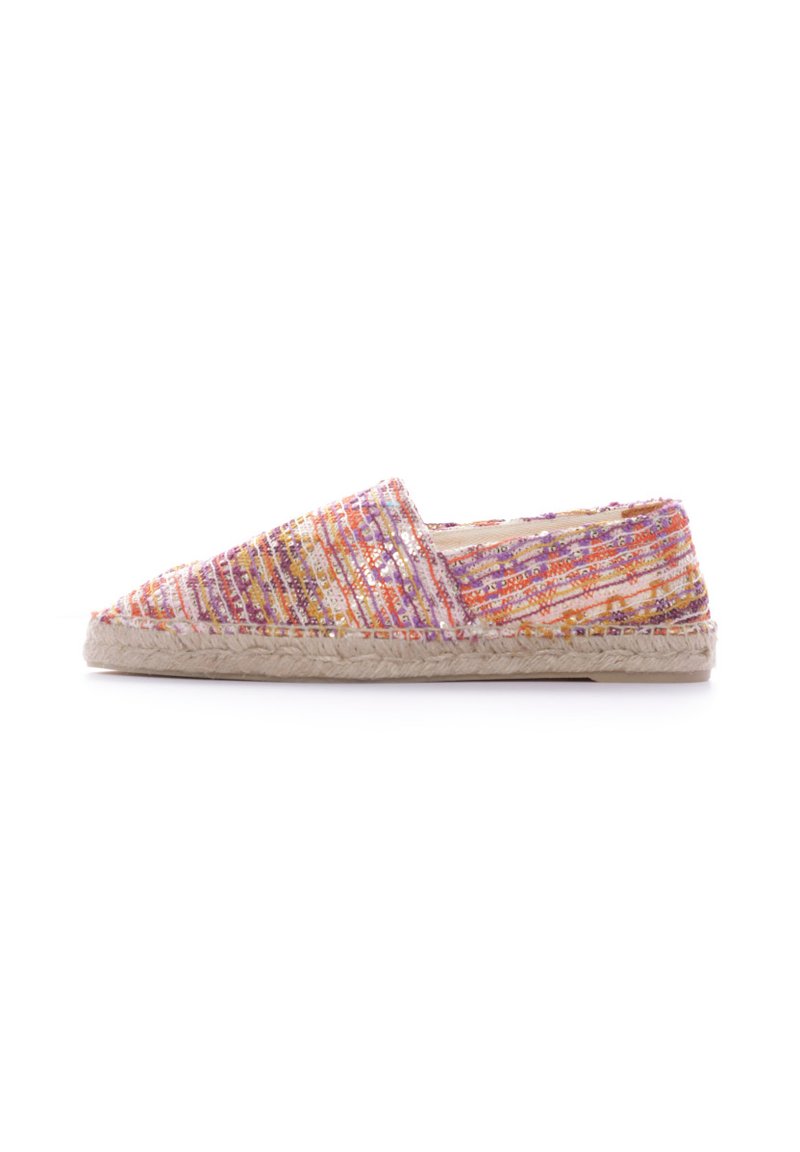 Espadrille colorido con una parte superior de tela tejida que presenta tonos naranjas, morados y rosas, una punta afilada y una suela de yute natural.