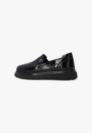 Zwarte instapschoenen met een glanzende lakafwerking, ronde neus, platformzool met een textuur voor grip en minimale stikdetails.