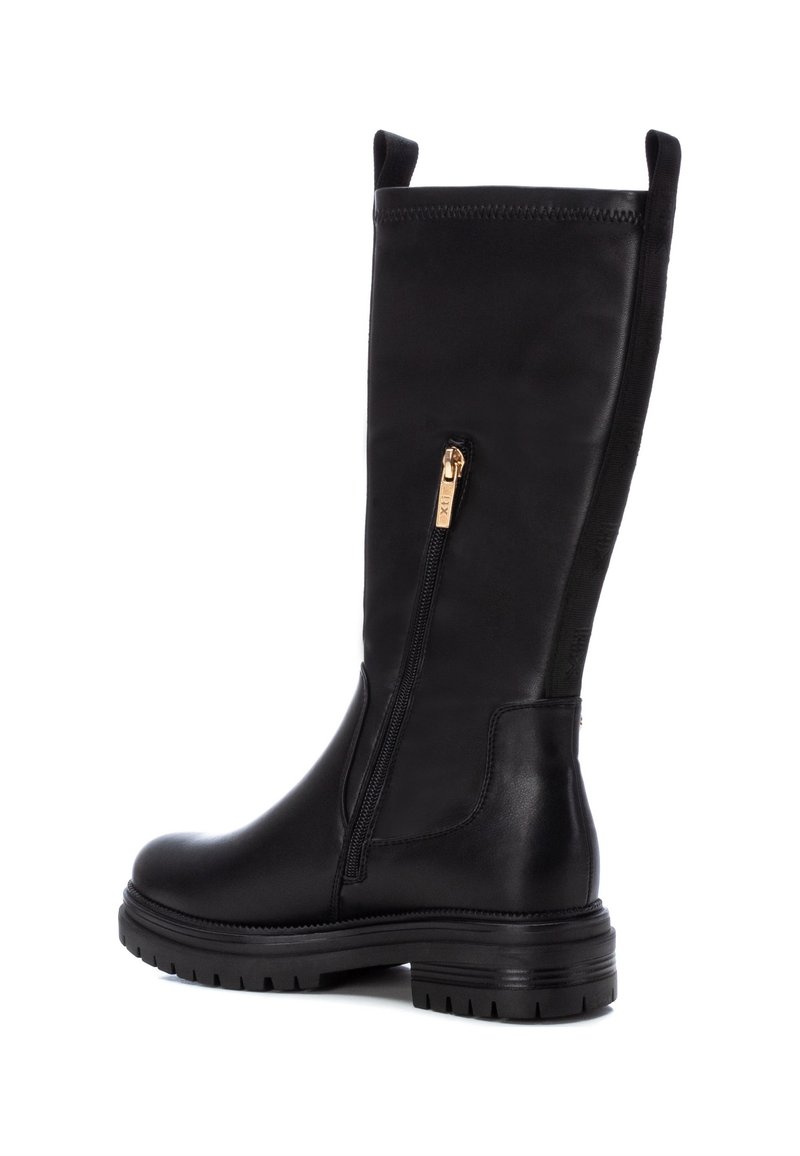 Stivali in pelle nera al ginocchio con zip laterale, dettagli in tessuto testurizzato, suola in gomma resistente e finitura liscia.