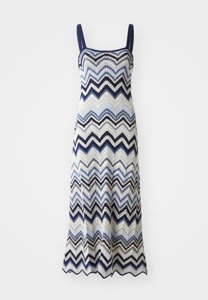 Strickkleid mit Zickzackmuster in Marineblau, Blau, Creme und Schwarz. Quadratischer Ausschnitt, dünne Schulterträger und ausgestellter Saum.