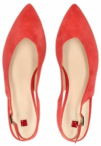 Czerwone zamszowe buty typu slingback z ostrym noskiem, wyciętym wzorem i złotym akcentem na pięcie. Gładka beżowa wkładka z szczegółami marki.