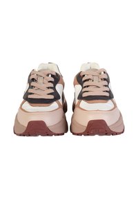 Tenisky s robustním designem v odstínech béžové, hnědé a bílé. Obsahují látkové a kožené materiály s výraznými šňůrkami a texturovanou podrážkou.