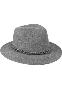 Sivkasta fedora klobuk s širokim robom in črnim verižnim okrasom okoli krošnje. Gladka tekstura in strukturiran, zožen oblik.
