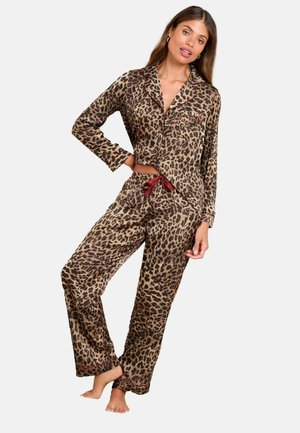Set de pijama cu imprimeu leopard dintr-un material moale, având mâneci lungi, cămașă cu nasturi și pantaloni cu talie elastică și șnur de culoare maroon.