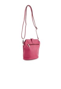 Lyserød læder crossbody taske med en tekstureret overflade, justerbar rem og en lynlåslomme foran. Kompakt og rektangulært design.