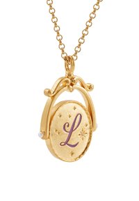 Goldener Anhänger mit kunstvollem Design, ovaler Form, mit einem lila "L" und kleinen Sternen, verziert mit einer Perlenakzent.