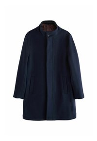 Cappotto in lana blu navy con colletto alto, chiusura frontale con bottoni e due tasche laterali. Presenta una texture liscia e un design su misura.