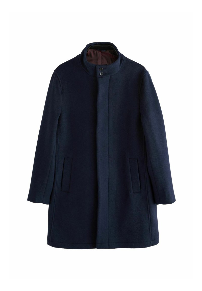 Cappotto in lana blu navy con colletto alto, chiusura frontale con bottoni e due tasche laterali. Presenta una texture liscia e un design su misura.