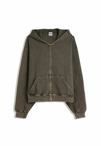 Sudadera corta con cremallera en color verde oliva apagado, hecha de tela texturizada, con capucha y bolsillos frontales.