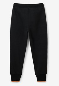 Zwarte sweatpants met een elastische tailleband en geribde manchetten, met oranje accenten aan de zoom. Zacht stof met een gladde textuur.