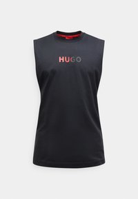 Črna brezrokavnik iz gladkega blaga z okroglo izrezom in osrednjim napisom "HUGO" v gradientnih odtenkih rdeče in sive.