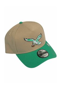 Khaki-Cap mit grünem Schirm; verfügt über ein gesticktes Adler-Logo in Grün und Weiß. Verstellbar in der Größe. Hergestellt aus strukturiertem Stoff.