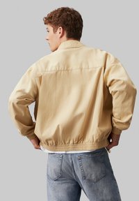 Calvin Klein Jeans LINEAR HARRINGTON - Skraistė  - pale khaki