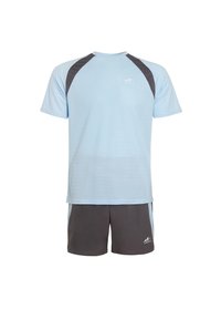 T-shirt de sport bleu clair avec des accents gris foncé et un col rond, associé à un short gris foncé assorti. Fabriqué en tissu respirant.