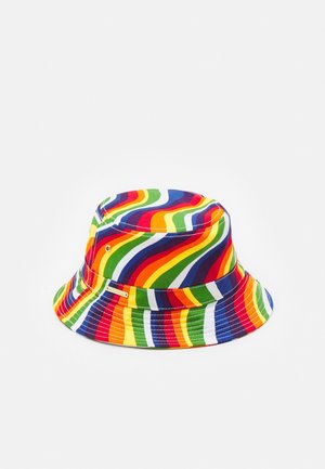 Chapeau bob avec des rayures ondulées vibrantes en rouge, orange, jaune, vert, bleu et blanc sur un fond uni.